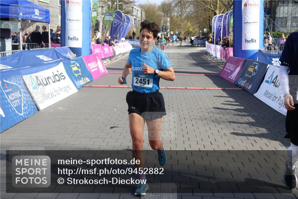 12.04.2026 - 45. Internationalen Wilhelmsburger Insellauf Strokosch-Dieckow http://msf.ph/oto/9452882 12.04.2026 10:37:31 Ziel 2444, 3670, 2451, 2106 meine-sportfotos.de