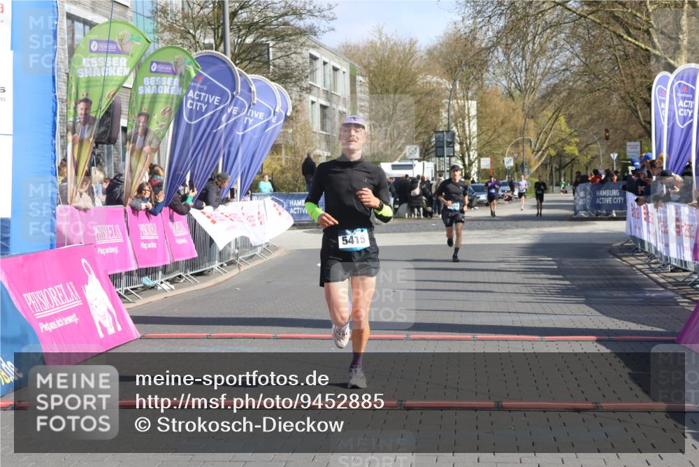 12.04.2026 - 45. Internationalen Wilhelmsburger Insellauf Strokosch-Dieckow http://msf.ph/oto/9452885 12.04.2026 10:25:24 Ziel 3558, 4495, 5415 meine-sportfotos.de