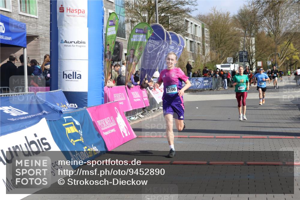 12.04.2026 - 45. Internationalen Wilhelmsburger Insellauf Strokosch-Dieckow http://msf.ph/oto/9452890 12.04.2026 10:37:34 Ziel 2106, 4467 meine-sportfotos.de