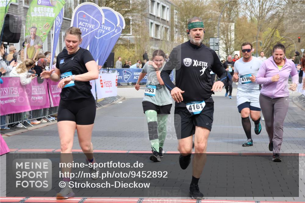 12.04.2026 - 45. Internationalen Wilhelmsburger Insellauf Strokosch-Dieckow http://msf.ph/oto/9452892 12.04.2026 13:08:26 Ziel 5568, 4161, 5753, 4218, 4199, 5220 meine-sportfotos.de