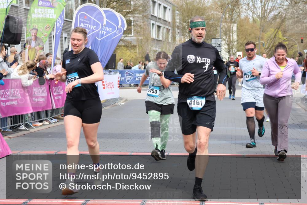 12.04.2026 - 45. Internationalen Wilhelmsburger Insellauf Strokosch-Dieckow http://msf.ph/oto/9452895 12.04.2026 13:08:26 Ziel 5568, 4161, 5753, 4218, 4199, 5220 meine-sportfotos.de