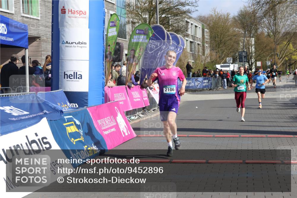 12.04.2026 - 45. Internationalen Wilhelmsburger Insellauf Strokosch-Dieckow http://msf.ph/oto/9452896 12.04.2026 10:37:34 Ziel 2106, 4467 meine-sportfotos.de