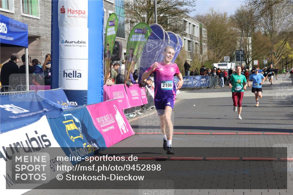 12.04.2026 - 45. Internationalen Wilhelmsburger Insellauf Strokosch-Dieckow http://msf.ph/oto/9452898 12.04.2026 10:37:34 Ziel 2106, 4467 meine-sportfotos.de