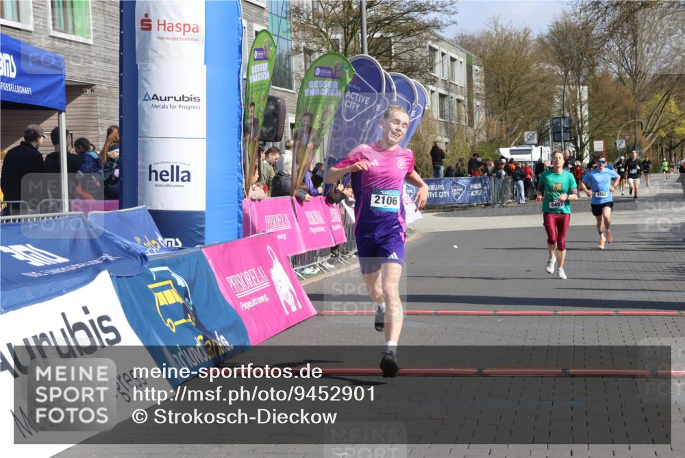 12.04.2026 - 45. Internationalen Wilhelmsburger Insellauf Strokosch-Dieckow http://msf.ph/oto/9452901 12.04.2026 10:37:34 Ziel 2106, 4467 meine-sportfotos.de