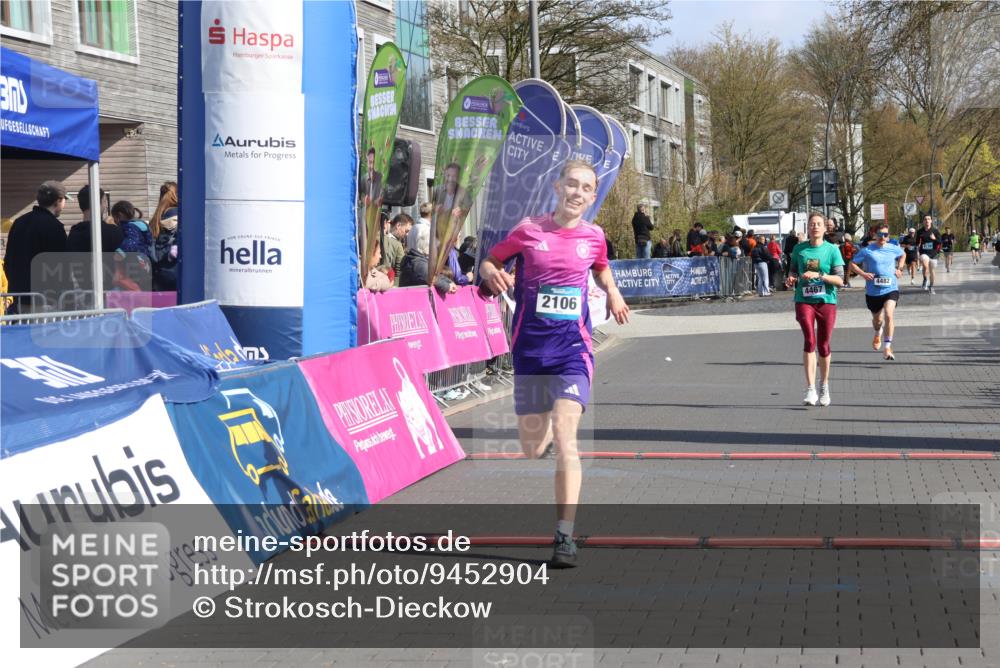 12.04.2026 - 45. Internationalen Wilhelmsburger Insellauf Strokosch-Dieckow http://msf.ph/oto/9452904 12.04.2026 10:37:34 Ziel 2106, 4467 meine-sportfotos.de