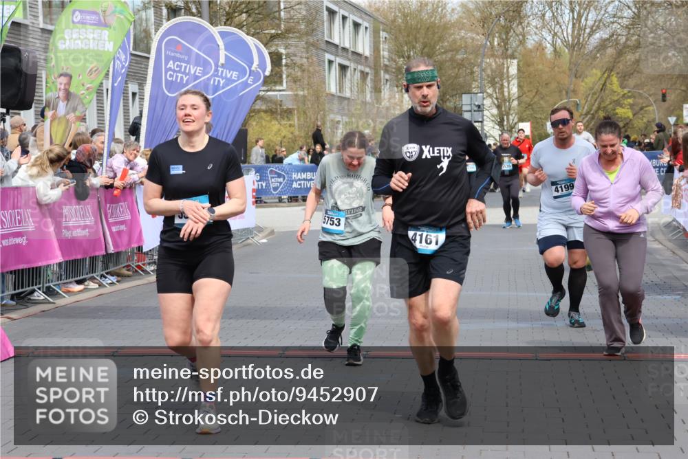 12.04.2026 - 45. Internationalen Wilhelmsburger Insellauf Strokosch-Dieckow http://msf.ph/oto/9452907 12.04.2026 13:08:26 Ziel 5568, 4161, 5753, 4218, 4199, 5220 meine-sportfotos.de