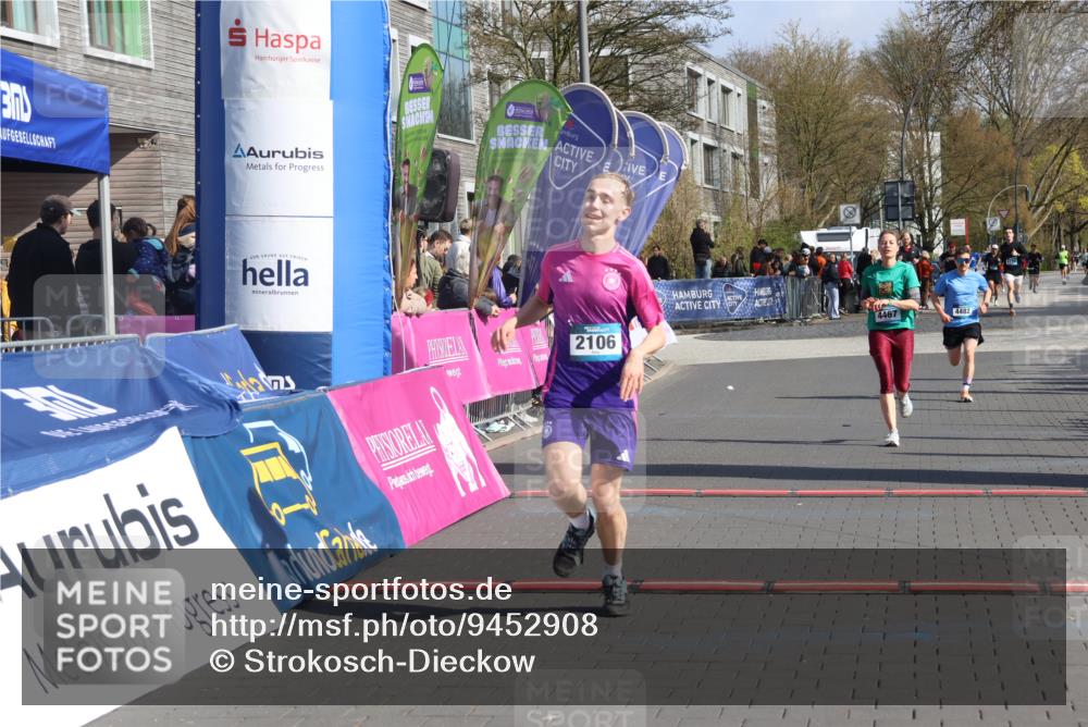 12.04.2026 - 45. Internationalen Wilhelmsburger Insellauf Strokosch-Dieckow http://msf.ph/oto/9452908 12.04.2026 10:37:35 Ziel 2106, 4467, 4482 meine-sportfotos.de