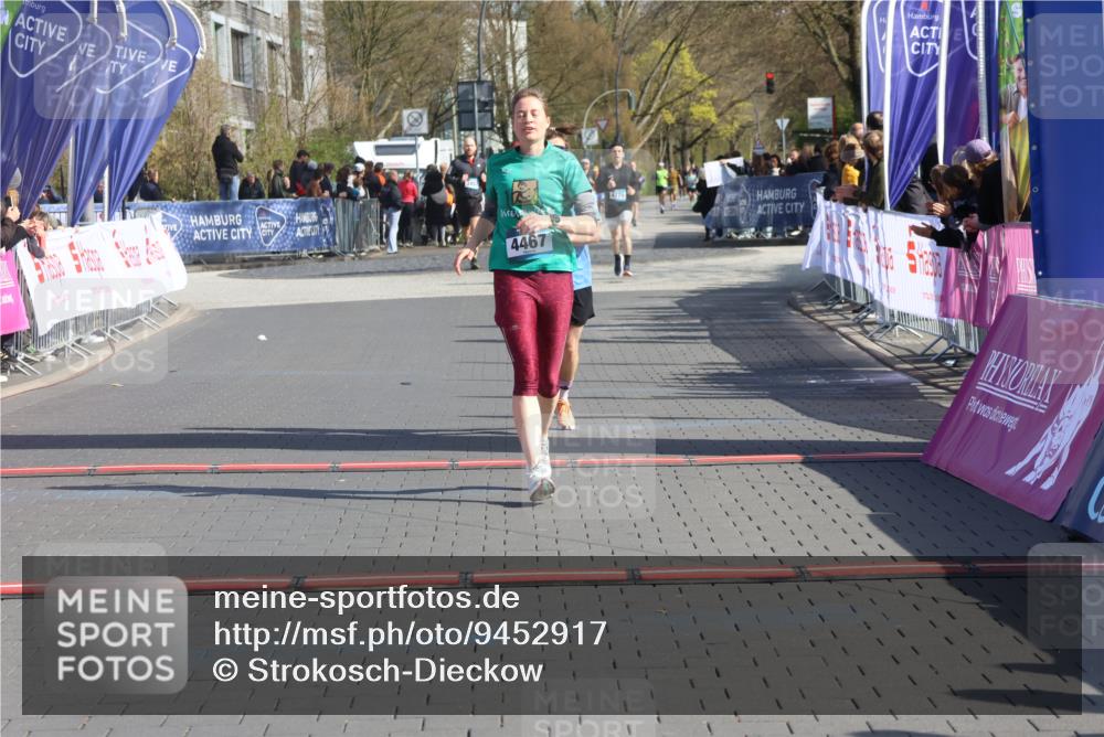 12.04.2026 - 45. Internationalen Wilhelmsburger Insellauf Strokosch-Dieckow http://msf.ph/oto/9452917 12.04.2026 10:37:37 Ziel 2106, 4467, 4482 meine-sportfotos.de