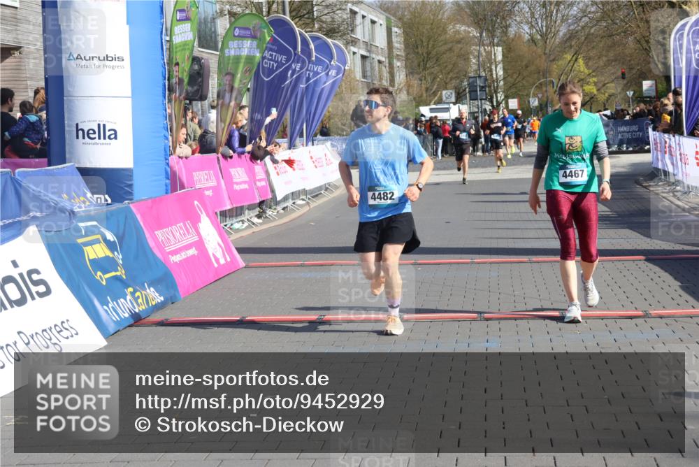 12.04.2026 - 45. Internationalen Wilhelmsburger Insellauf Strokosch-Dieckow http://msf.ph/oto/9452929 12.04.2026 10:37:39 Ziel 2106, 4467, 4482 meine-sportfotos.de