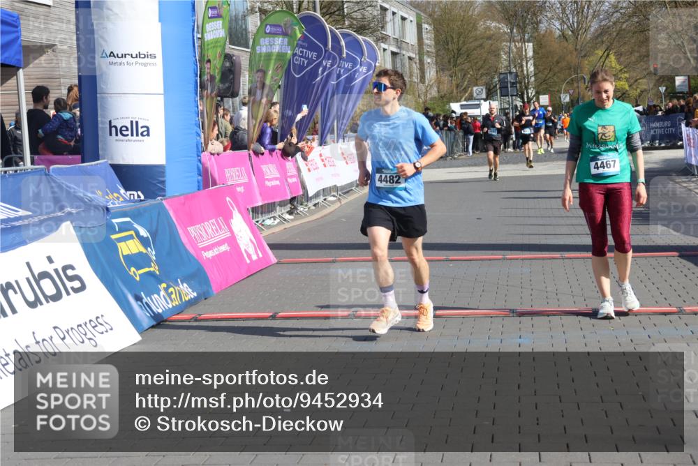 12.04.2026 - 45. Internationalen Wilhelmsburger Insellauf Strokosch-Dieckow http://msf.ph/oto/9452934 12.04.2026 10:37:39 Ziel 2106, 4467, 4482 meine-sportfotos.de