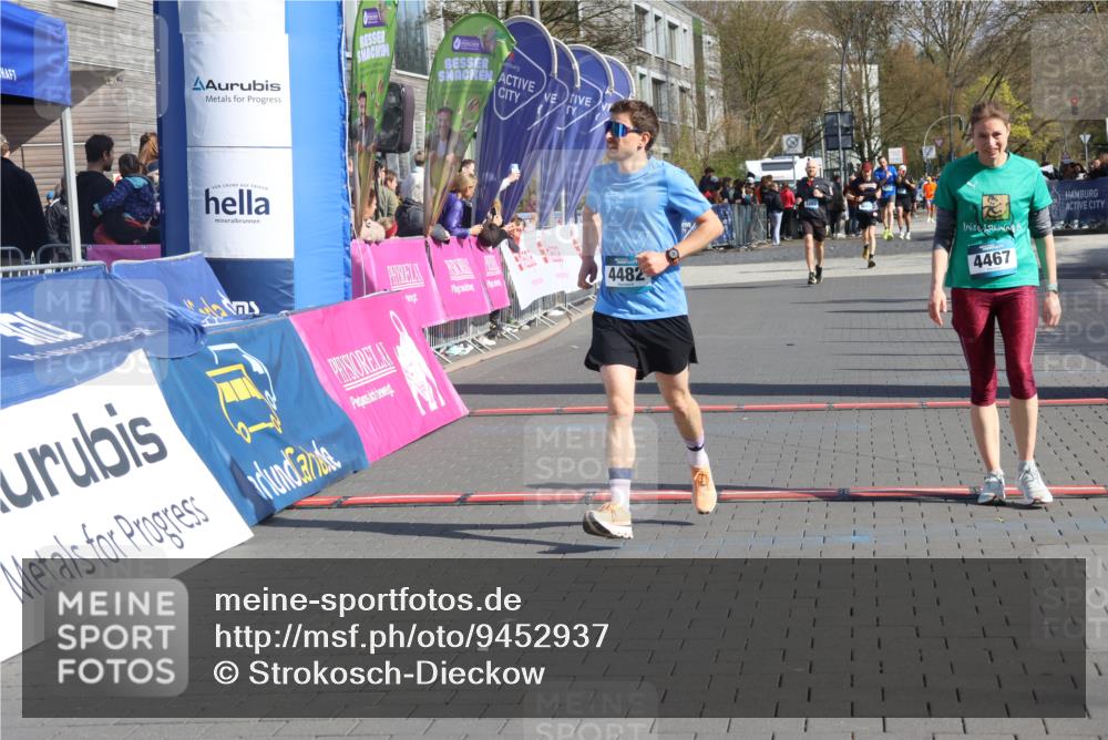 12.04.2026 - 45. Internationalen Wilhelmsburger Insellauf Strokosch-Dieckow http://msf.ph/oto/9452937 12.04.2026 10:37:39 Ziel 2106, 4467, 4482 meine-sportfotos.de