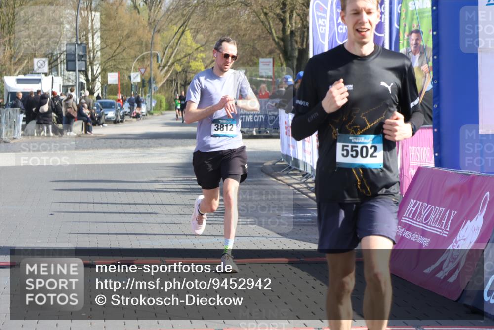 12.04.2026 - 45. Internationalen Wilhelmsburger Insellauf Strokosch-Dieckow http://msf.ph/oto/9452942 12.04.2026 10:25:41 Ziel 3321, 5502, 3812 meine-sportfotos.de