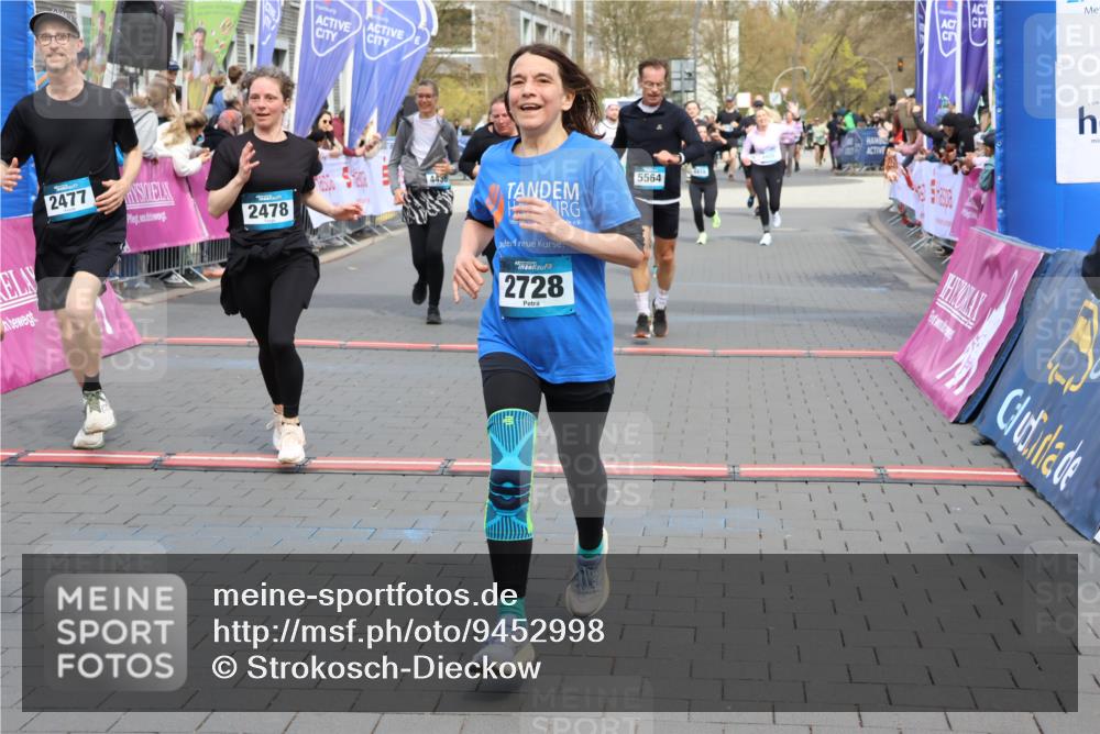 12.04.2026 - 45. Internationalen Wilhelmsburger Insellauf Strokosch-Dieckow http://msf.ph/oto/9452998 12.04.2026 13:08:09 Ziel 5401, 2728, 2478, 2477, 5564, 4437, 4436, 2421 meine-sportfotos.de