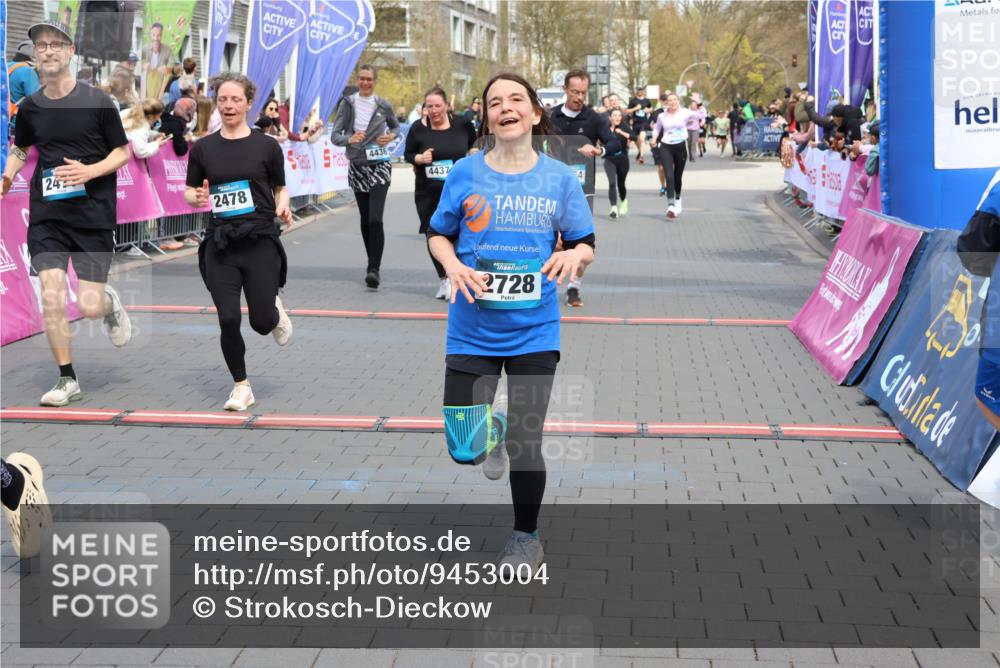 12.04.2026 - 45. Internationalen Wilhelmsburger Insellauf Strokosch-Dieckow http://msf.ph/oto/9453004 12.04.2026 13:08:09 Ziel 5401, 2728, 2478, 2477, 5564, 4437, 4436, 2421 meine-sportfotos.de