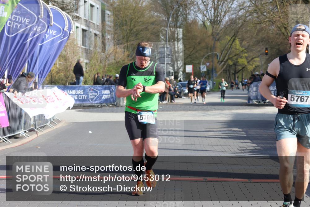 12.04.2026 - 45. Internationalen Wilhelmsburger Insellauf Strokosch-Dieckow http://msf.ph/oto/9453012 12.04.2026 10:26:09 Ziel 5767, 5707 meine-sportfotos.de