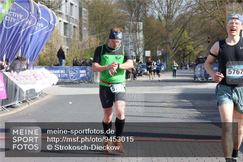 12.04.2026 - 45. Internationalen Wilhelmsburger Insellauf Strokosch-Dieckow http://msf.ph/oto/9453015 12.04.2026 10:26:09 Ziel 5767, 5707 meine-sportfotos.de