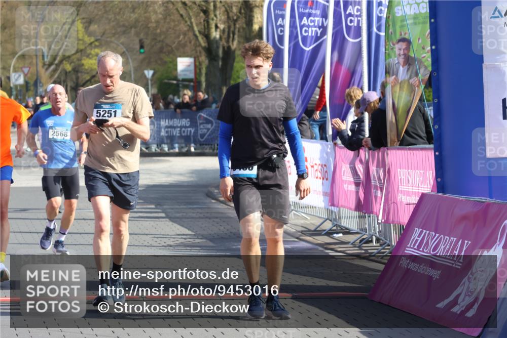 12.04.2026 - 45. Internationalen Wilhelmsburger Insellauf Strokosch-Dieckow http://msf.ph/oto/9453016 12.04.2026 10:38:03 Ziel 5496, 5251, 3182, 2568 meine-sportfotos.de