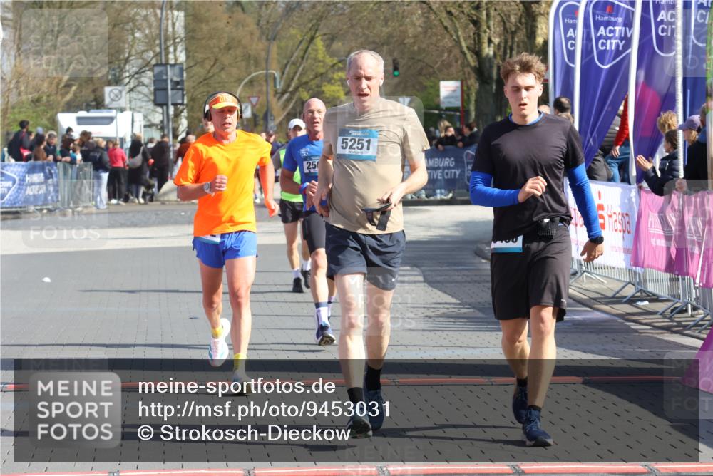12.04.2026 - 45. Internationalen Wilhelmsburger Insellauf Strokosch-Dieckow http://msf.ph/oto/9453031 12.04.2026 10:38:04 Ziel 5496, 5251, 3182, 2568 meine-sportfotos.de