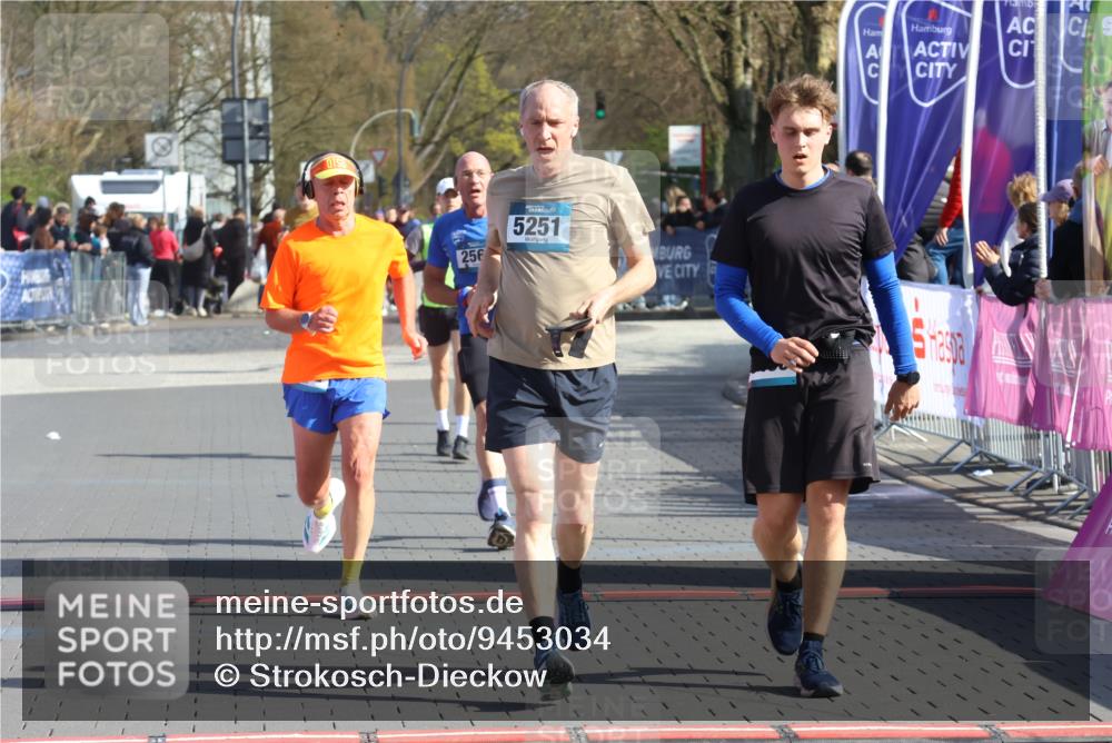 12.04.2026 - 45. Internationalen Wilhelmsburger Insellauf Strokosch-Dieckow http://msf.ph/oto/9453034 12.04.2026 10:38:04 Ziel 5496, 5251, 3182, 2568 meine-sportfotos.de