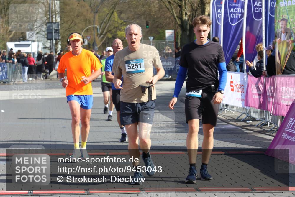 12.04.2026 - 45. Internationalen Wilhelmsburger Insellauf Strokosch-Dieckow http://msf.ph/oto/9453043 12.04.2026 10:38:04 Ziel 5496, 5251, 3182, 2568 meine-sportfotos.de