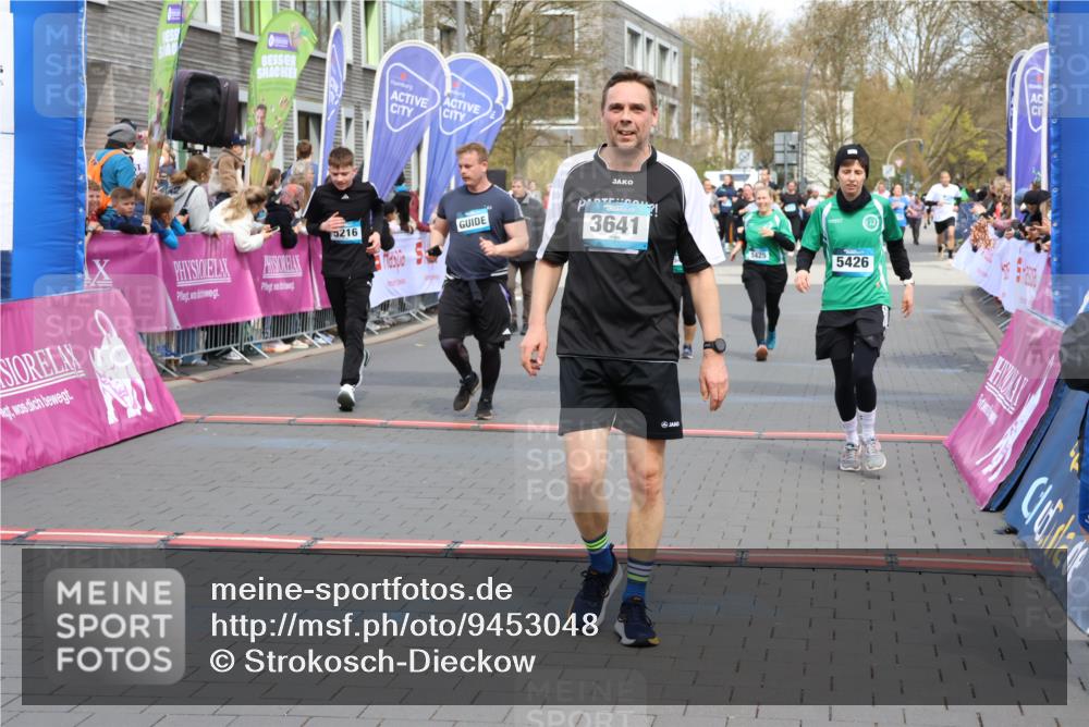 12.04.2026 - 45. Internationalen Wilhelmsburger Insellauf Strokosch-Dieckow http://msf.ph/oto/9453048 12.04.2026 13:07:59 Ziel 3641, 5426, 5216, 5431, 5425 meine-sportfotos.de