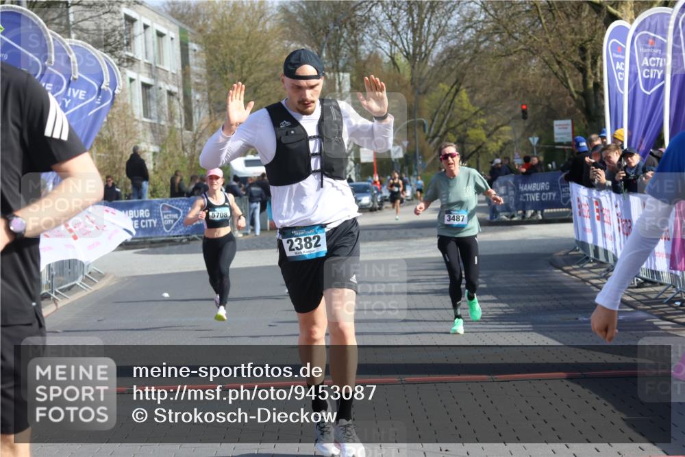 12.04.2026 - 45. Internationalen Wilhelmsburger Insellauf Strokosch-Dieckow http://msf.ph/oto/9453087 12.04.2026 10:26:23 Ziel 4175, 4460, 2382, 3487, 5708 meine-sportfotos.de