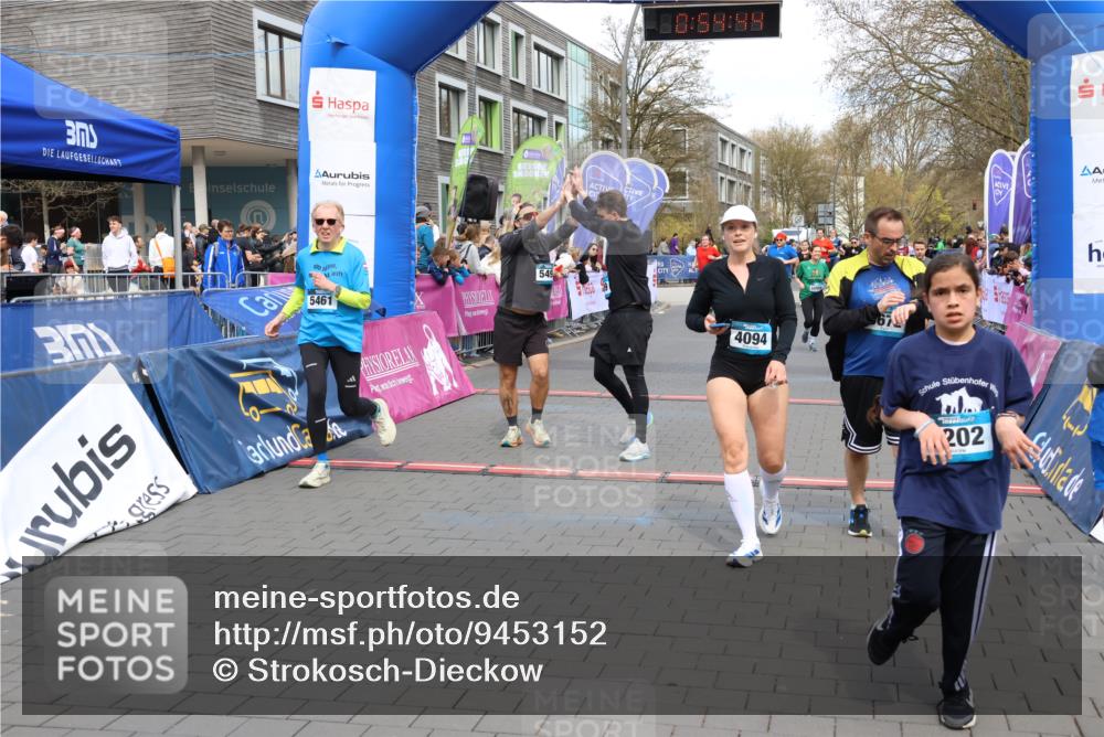 12.04.2026 - 45. Internationalen Wilhelmsburger Insellauf Strokosch-Dieckow http://msf.ph/oto/9453152 12.04.2026 13:07:44 Ziel 5202, 4094, 3672, 5497, 5499, 5461, 3242, 5078 meine-sportfotos.de