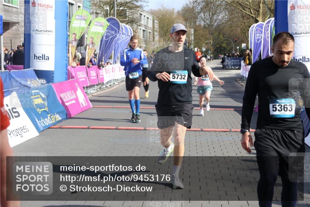 12.04.2026 - 45. Internationalen Wilhelmsburger Insellauf Strokosch-Dieckow http://msf.ph/oto/9453176 12.04.2026 10:38:38 Ziel 5732, 3087, 4832, 2605 meine-sportfotos.de