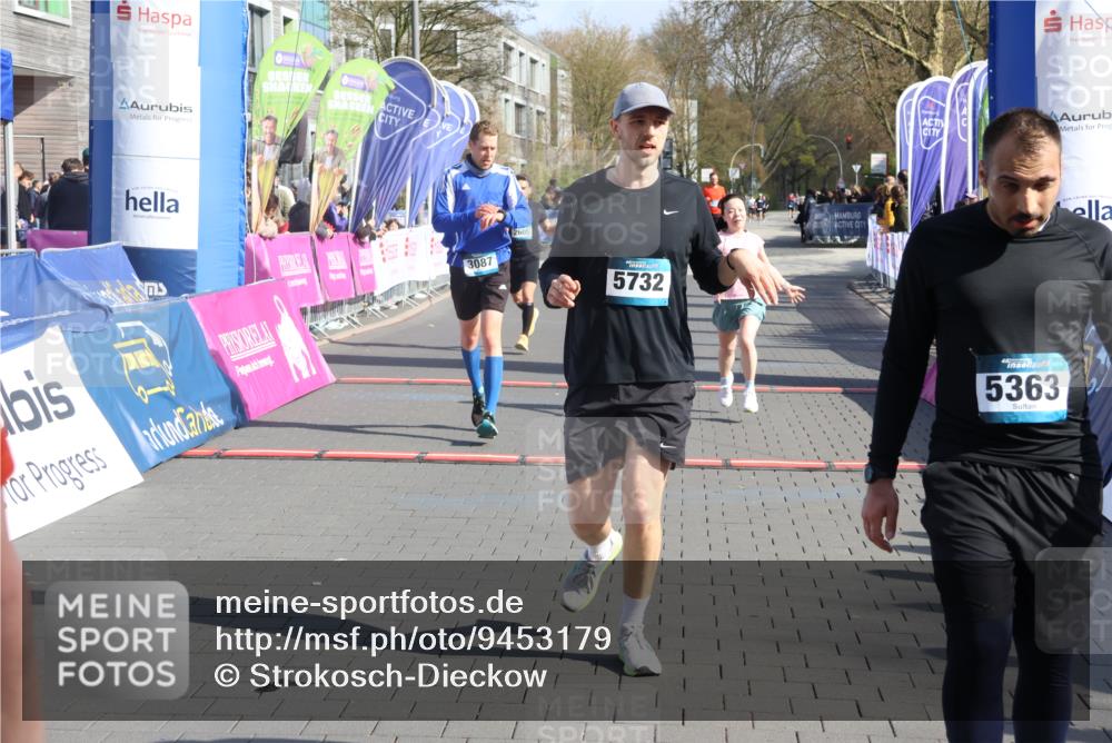 12.04.2026 - 45. Internationalen Wilhelmsburger Insellauf Strokosch-Dieckow http://msf.ph/oto/9453179 12.04.2026 10:38:38 Ziel 5732, 3087, 4832, 2605 meine-sportfotos.de