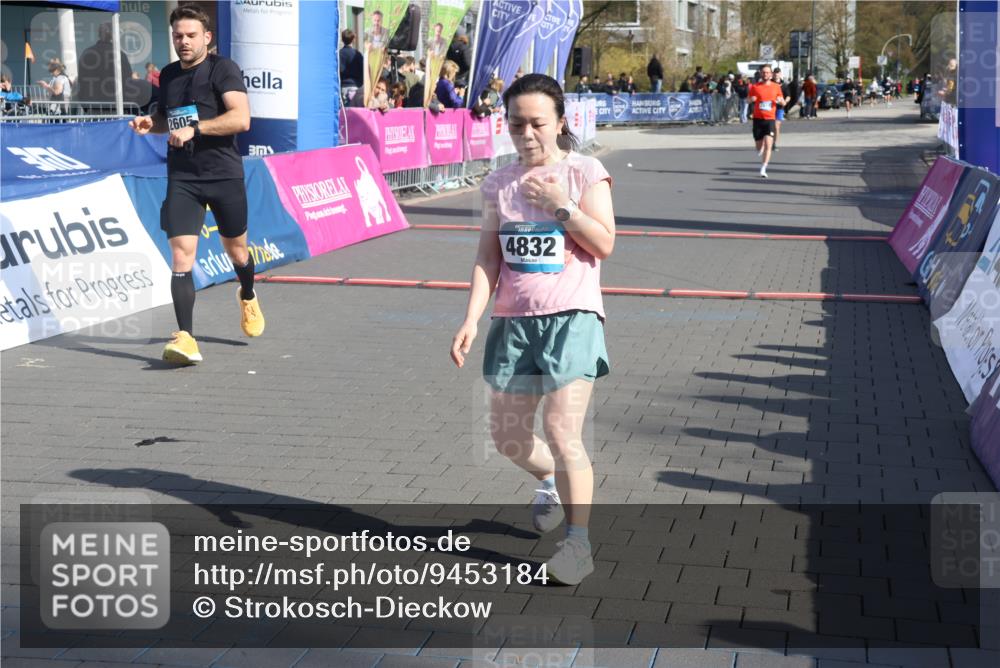 12.04.2026 - 45. Internationalen Wilhelmsburger Insellauf Strokosch-Dieckow http://msf.ph/oto/9453184 12.04.2026 10:38:42 Ziel 3087, 4832, 2605, 2614 meine-sportfotos.de
