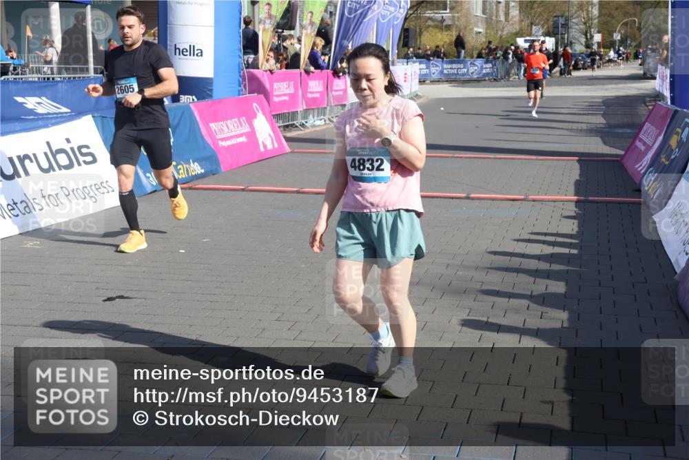 12.04.2026 - 45. Internationalen Wilhelmsburger Insellauf Strokosch-Dieckow http://msf.ph/oto/9453187 12.04.2026 10:38:42 Ziel 3087, 4832, 2605, 2614 meine-sportfotos.de