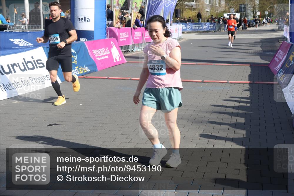 12.04.2026 - 45. Internationalen Wilhelmsburger Insellauf Strokosch-Dieckow http://msf.ph/oto/9453190 12.04.2026 10:38:42 Ziel 3087, 4832, 2605, 2614 meine-sportfotos.de