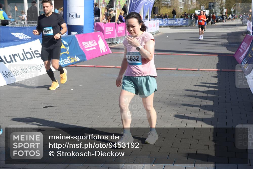 12.04.2026 - 45. Internationalen Wilhelmsburger Insellauf Strokosch-Dieckow http://msf.ph/oto/9453192 12.04.2026 10:38:42 Ziel 3087, 4832, 2605, 2614 meine-sportfotos.de