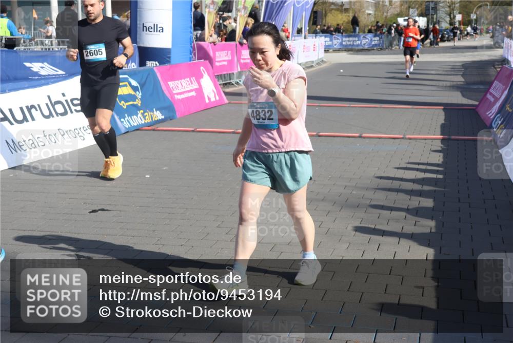 12.04.2026 - 45. Internationalen Wilhelmsburger Insellauf Strokosch-Dieckow http://msf.ph/oto/9453194 12.04.2026 10:38:42 Ziel 3087, 4832, 2605, 2614 meine-sportfotos.de
