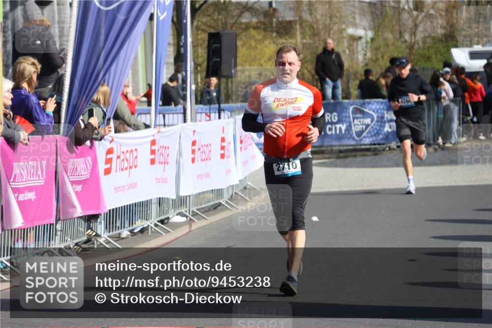 12.04.2026 - 45. Internationalen Wilhelmsburger Insellauf Strokosch-Dieckow http://msf.ph/oto/9453238 12.04.2026 10:38:53 Ziel 4063, 3214, 2710 meine-sportfotos.de