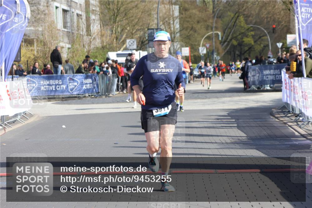 12.04.2026 - 45. Internationalen Wilhelmsburger Insellauf Strokosch-Dieckow http://msf.ph/oto/9453255 12.04.2026 10:39:07 Ziel 3911 meine-sportfotos.de