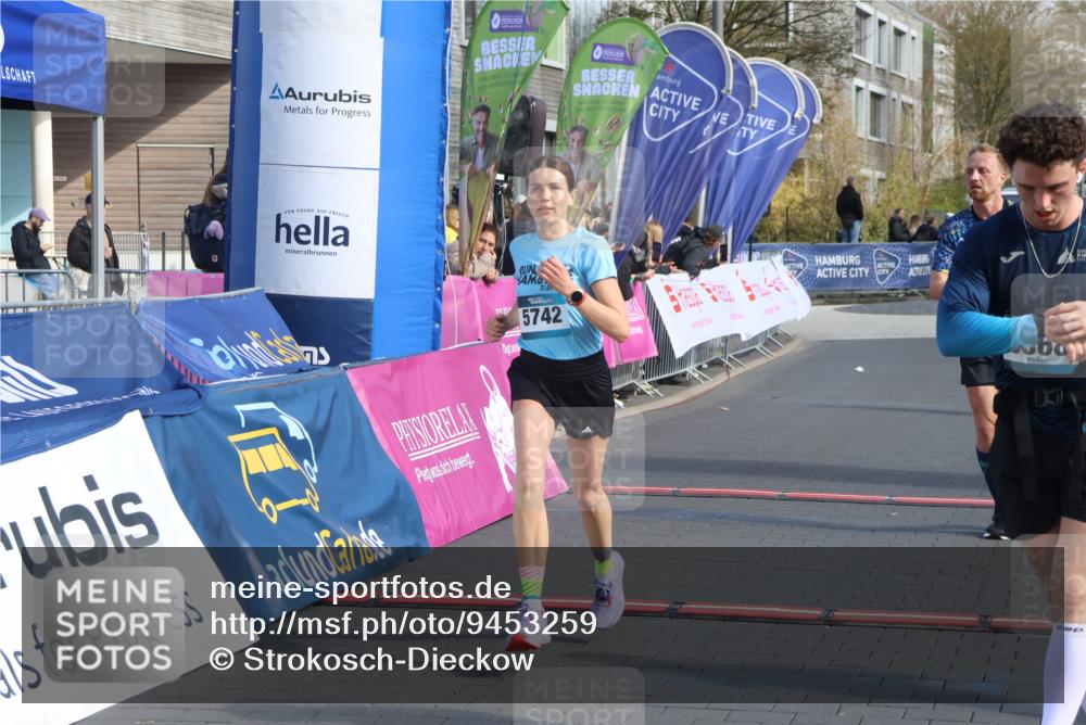 12.04.2026 - 45. Internationalen Wilhelmsburger Insellauf Strokosch-Dieckow http://msf.ph/oto/9453259 12.04.2026 10:26:51 Ziel 4572, 5742, 4225, 3752, 3047, 2160 meine-sportfotos.de