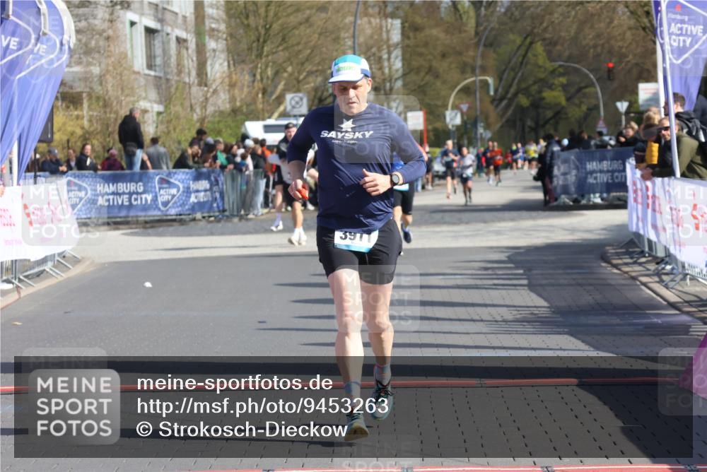 12.04.2026 - 45. Internationalen Wilhelmsburger Insellauf Strokosch-Dieckow http://msf.ph/oto/9453263 12.04.2026 10:39:07 Ziel 3911 meine-sportfotos.de