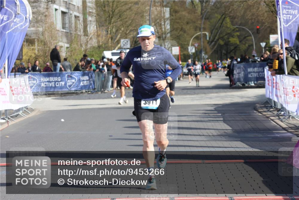 12.04.2026 - 45. Internationalen Wilhelmsburger Insellauf Strokosch-Dieckow http://msf.ph/oto/9453266 12.04.2026 10:39:07 Ziel 3911 meine-sportfotos.de