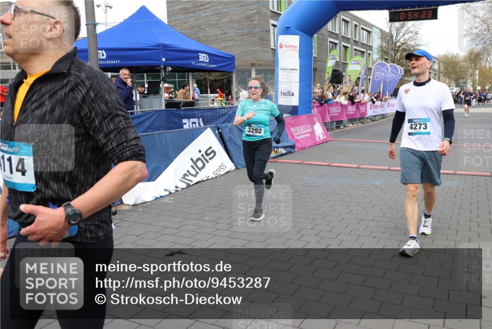 12.04.2026 - 45. Internationalen Wilhelmsburger Insellauf Strokosch-Dieckow http://msf.ph/oto/9453287 12.04.2026 13:07:23 Ziel 3292, 5510, 4885 meine-sportfotos.de