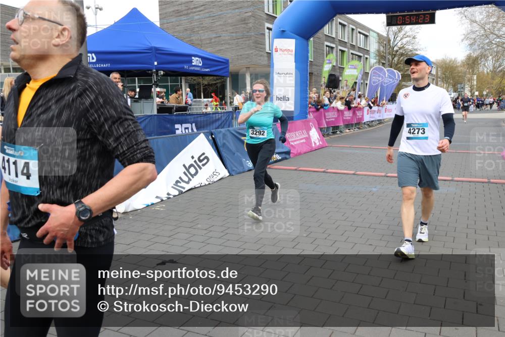 12.04.2026 - 45. Internationalen Wilhelmsburger Insellauf Strokosch-Dieckow http://msf.ph/oto/9453290 12.04.2026 13:07:23 Ziel 3292, 5510, 4885 meine-sportfotos.de