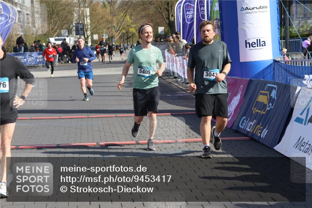 12.04.2026 - 45. Internationalen Wilhelmsburger Insellauf Strokosch-Dieckow http://msf.ph/oto/9453417 12.04.2026 10:39:56 Ziel 3043, 5405, 5331 meine-sportfotos.de