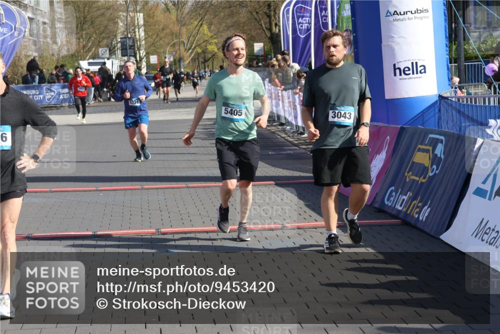 12.04.2026 - 45. Internationalen Wilhelmsburger Insellauf Strokosch-Dieckow http://msf.ph/oto/9453420 12.04.2026 10:39:56 Ziel 3043, 5405, 5331 meine-sportfotos.de