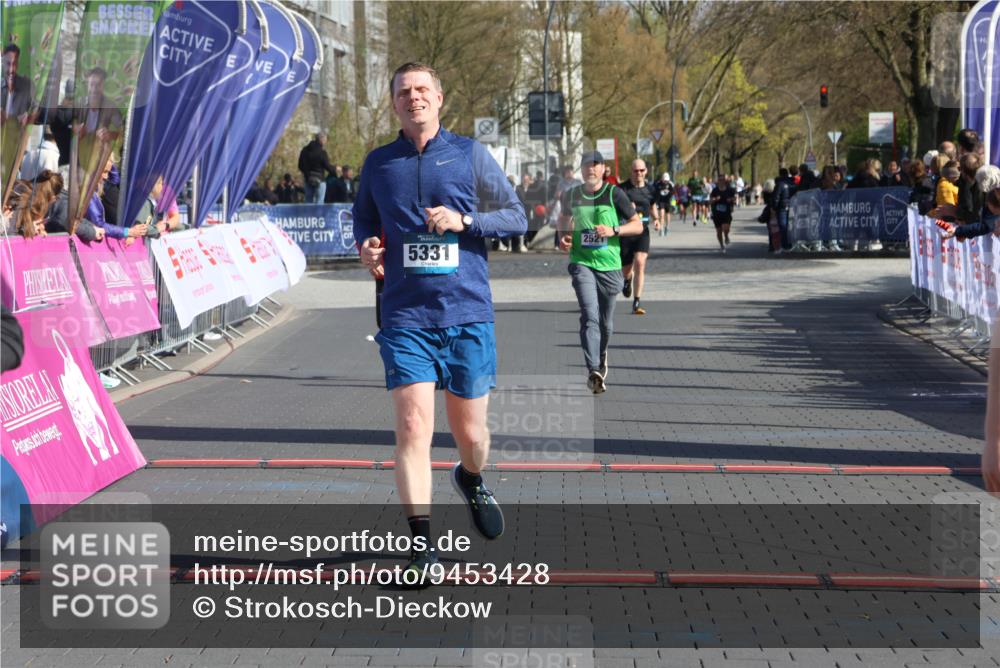 12.04.2026 - 45. Internationalen Wilhelmsburger Insellauf Strokosch-Dieckow http://msf.ph/oto/9453428 12.04.2026 10:39:59 Ziel 3043, 5405, 5331, 2521, 2953 meine-sportfotos.de