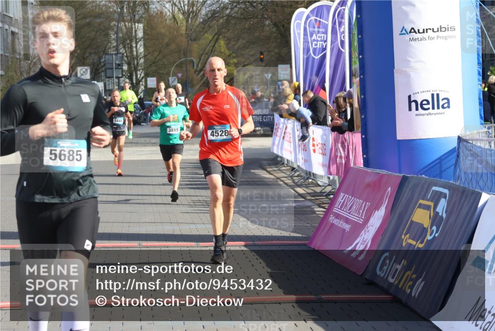 12.04.2026 - 45. Internationalen Wilhelmsburger Insellauf Strokosch-Dieckow http://msf.ph/oto/9453432 12.04.2026 10:27:39 Ziel 5685, 4528, 3815 meine-sportfotos.de