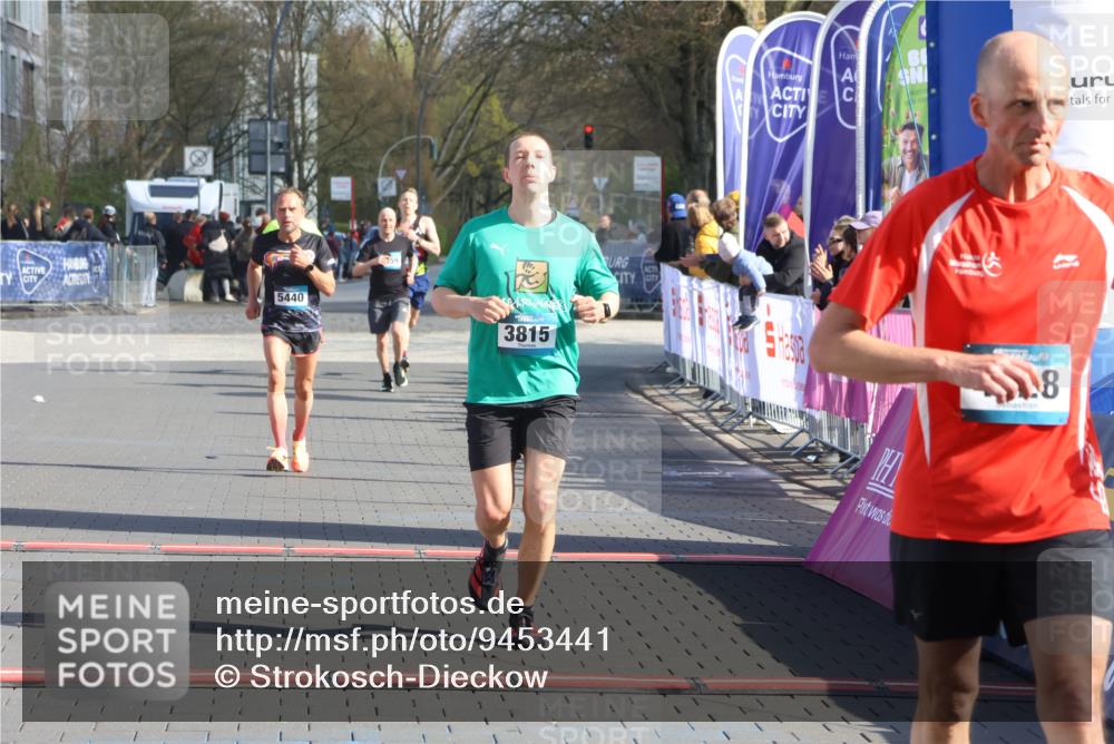 12.04.2026 - 45. Internationalen Wilhelmsburger Insellauf Strokosch-Dieckow http://msf.ph/oto/9453441 12.04.2026 10:27:42 Ziel 5685, 4528, 3815, 5440 meine-sportfotos.de