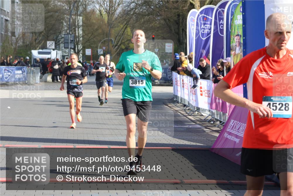 12.04.2026 - 45. Internationalen Wilhelmsburger Insellauf Strokosch-Dieckow http://msf.ph/oto/9453448 12.04.2026 10:27:42 Ziel 5685, 4528, 3815, 5440 meine-sportfotos.de