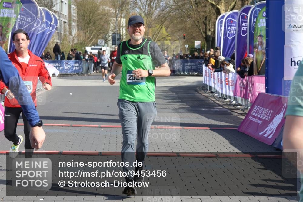 12.04.2026 - 45. Internationalen Wilhelmsburger Insellauf Strokosch-Dieckow http://msf.ph/oto/9453456 12.04.2026 10:40:04 Ziel 2521, 2953, 4522 meine-sportfotos.de