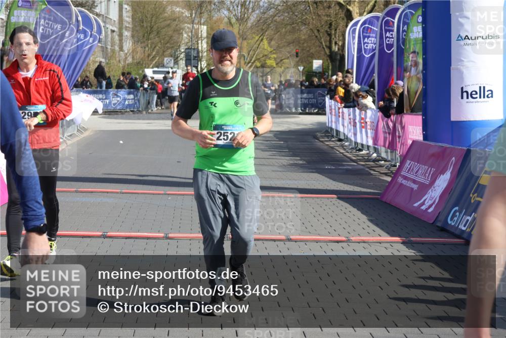 12.04.2026 - 45. Internationalen Wilhelmsburger Insellauf Strokosch-Dieckow http://msf.ph/oto/9453465 12.04.2026 10:40:04 Ziel 2521, 2953, 4522 meine-sportfotos.de