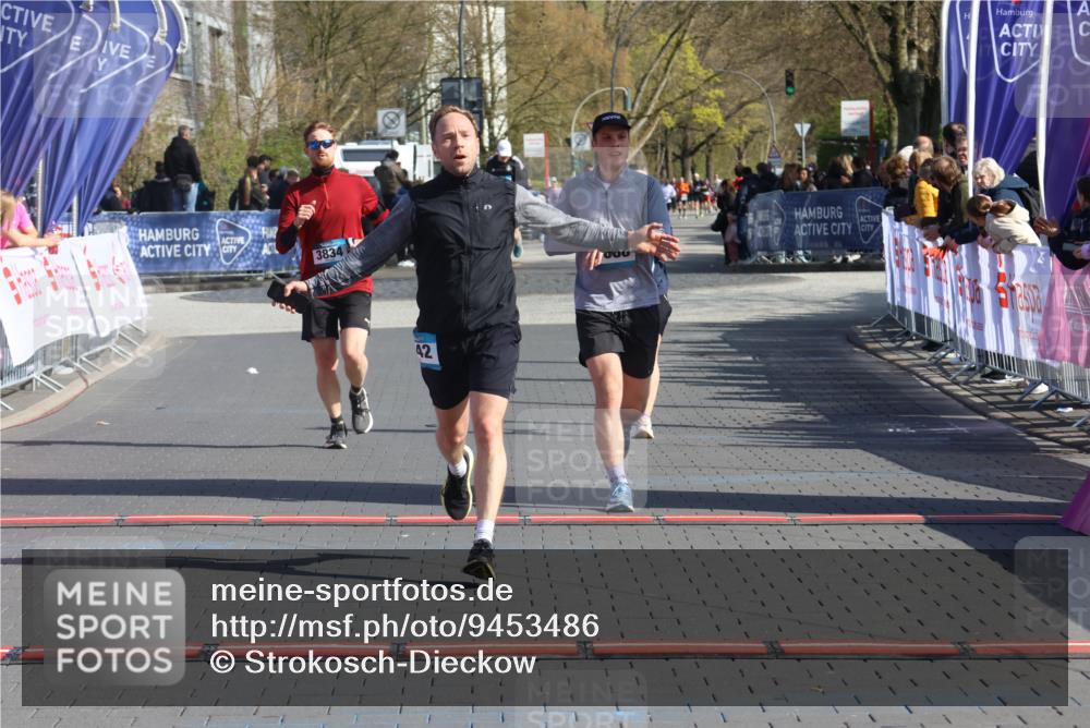 12.04.2026 - 45. Internationalen Wilhelmsburger Insellauf Strokosch-Dieckow http://msf.ph/oto/9453486 12.04.2026 10:40:11 Ziel 3442, 5688, 3834, 4629 meine-sportfotos.de